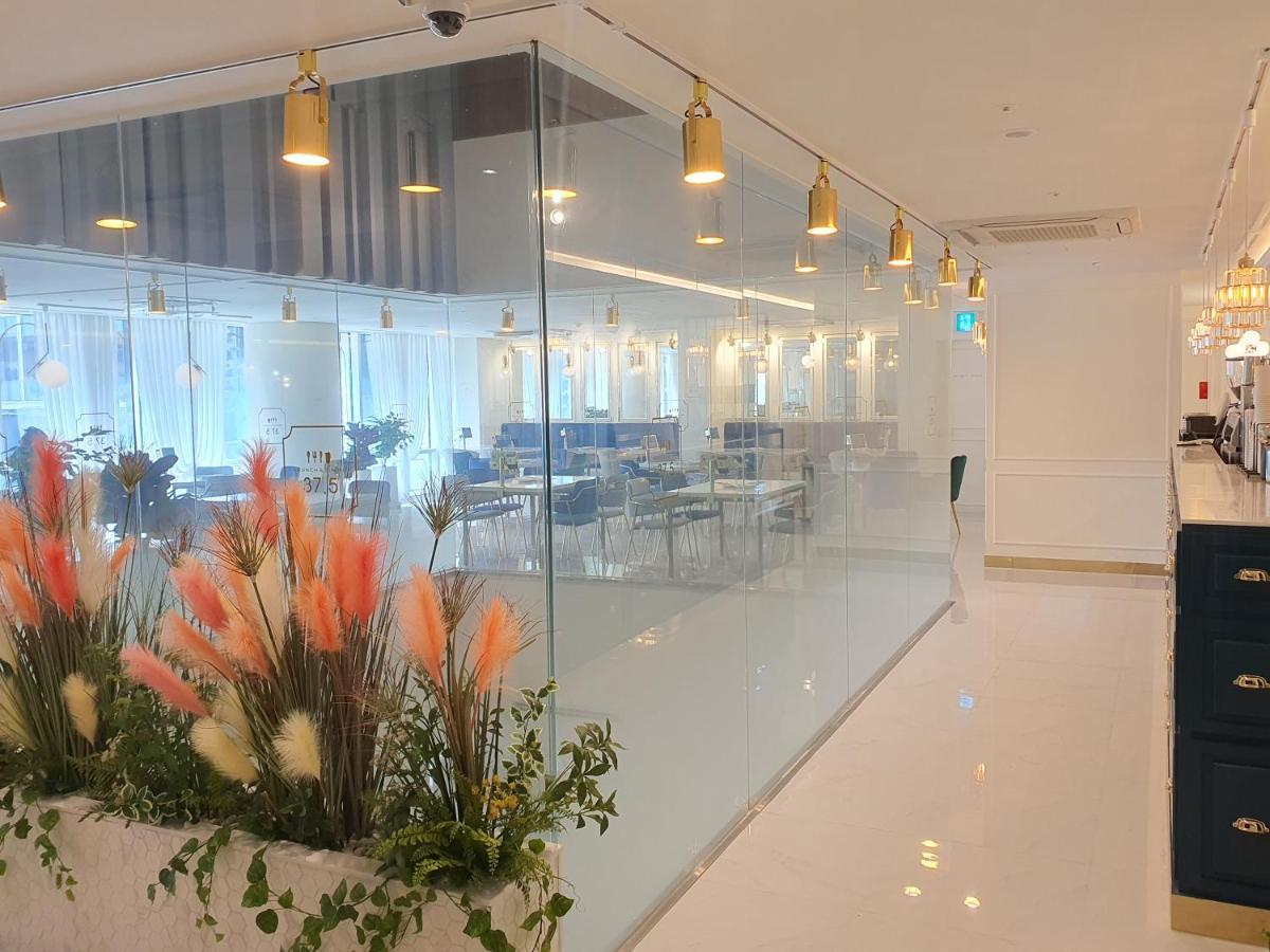 Days Hotel By Wyndham Seoul Myeongdong Экстерьер фото