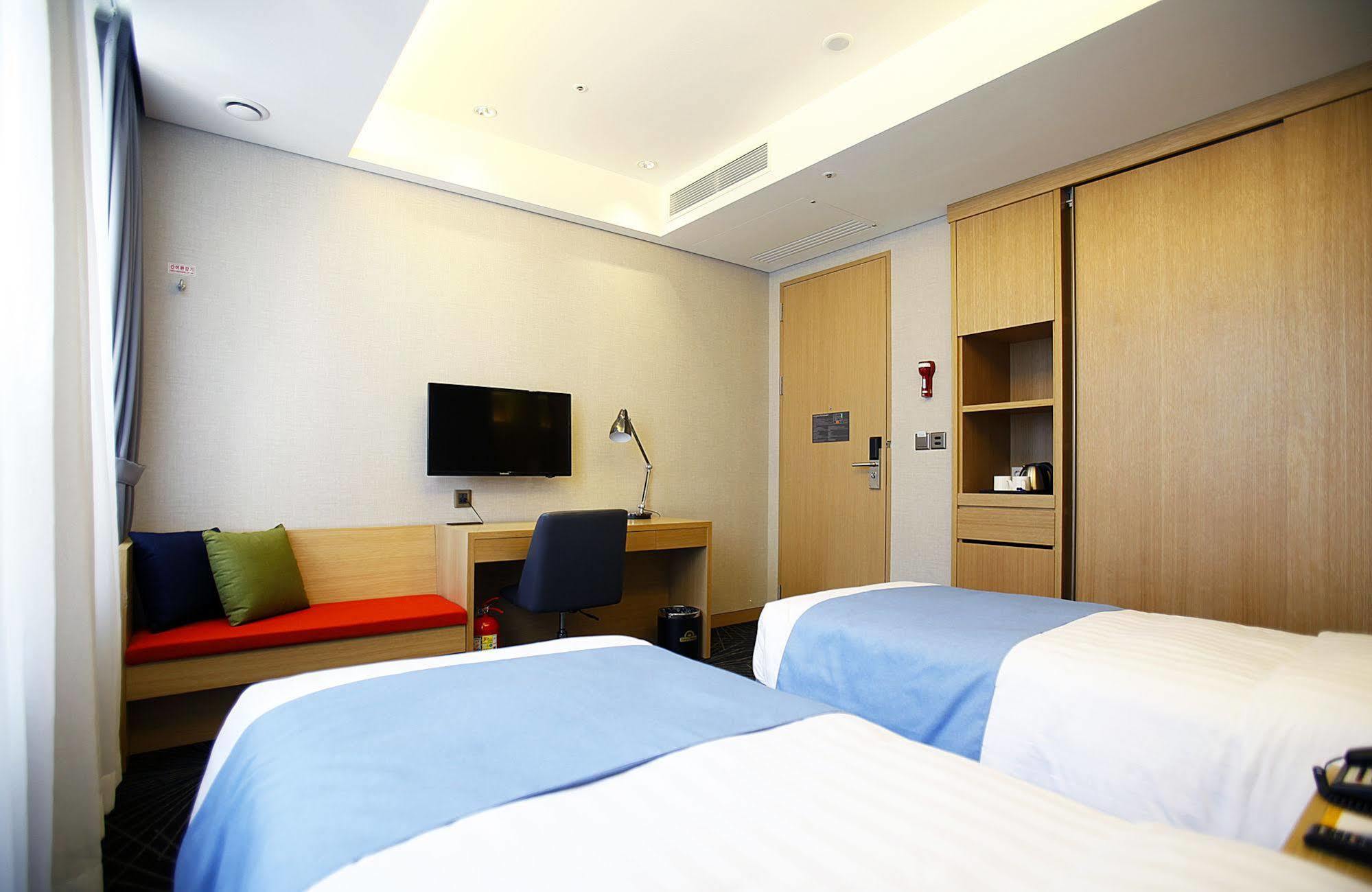 Days Hotel By Wyndham Seoul Myeongdong Экстерьер фото